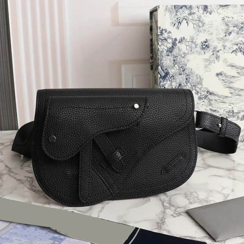 

Luxurys Designers Saddle Bags Men Black Grained Calfskin Handbag Purse Cowhide Shoulder Crossbody Bag