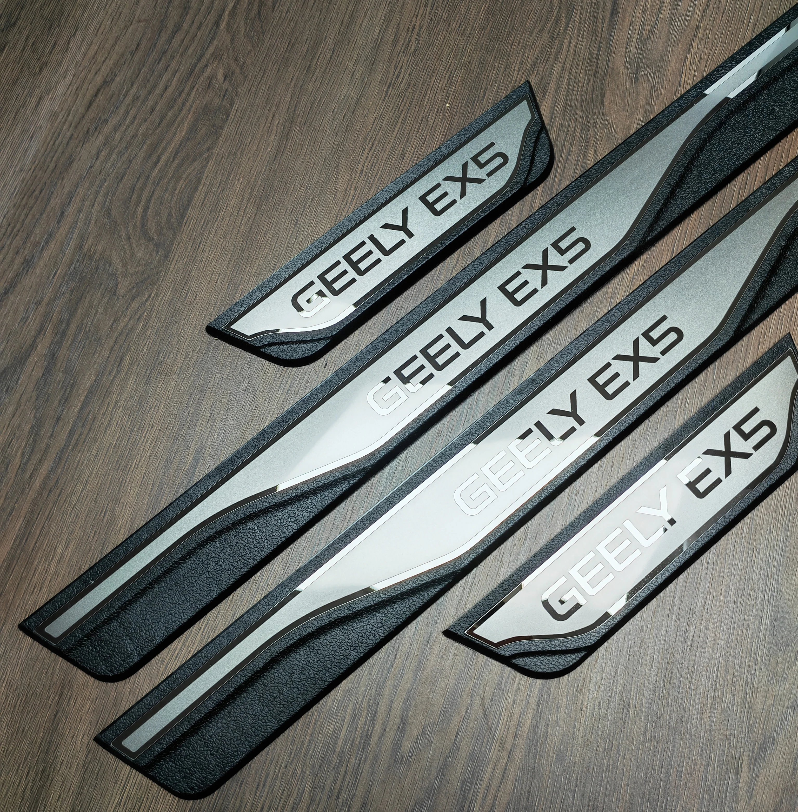 Фото Накладка на порог из нержавеющей стали для GEELY EX5 2025-2026 №3