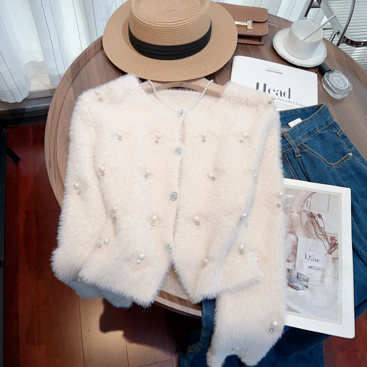 Женский кардиган с бриллиантами и жемчугом