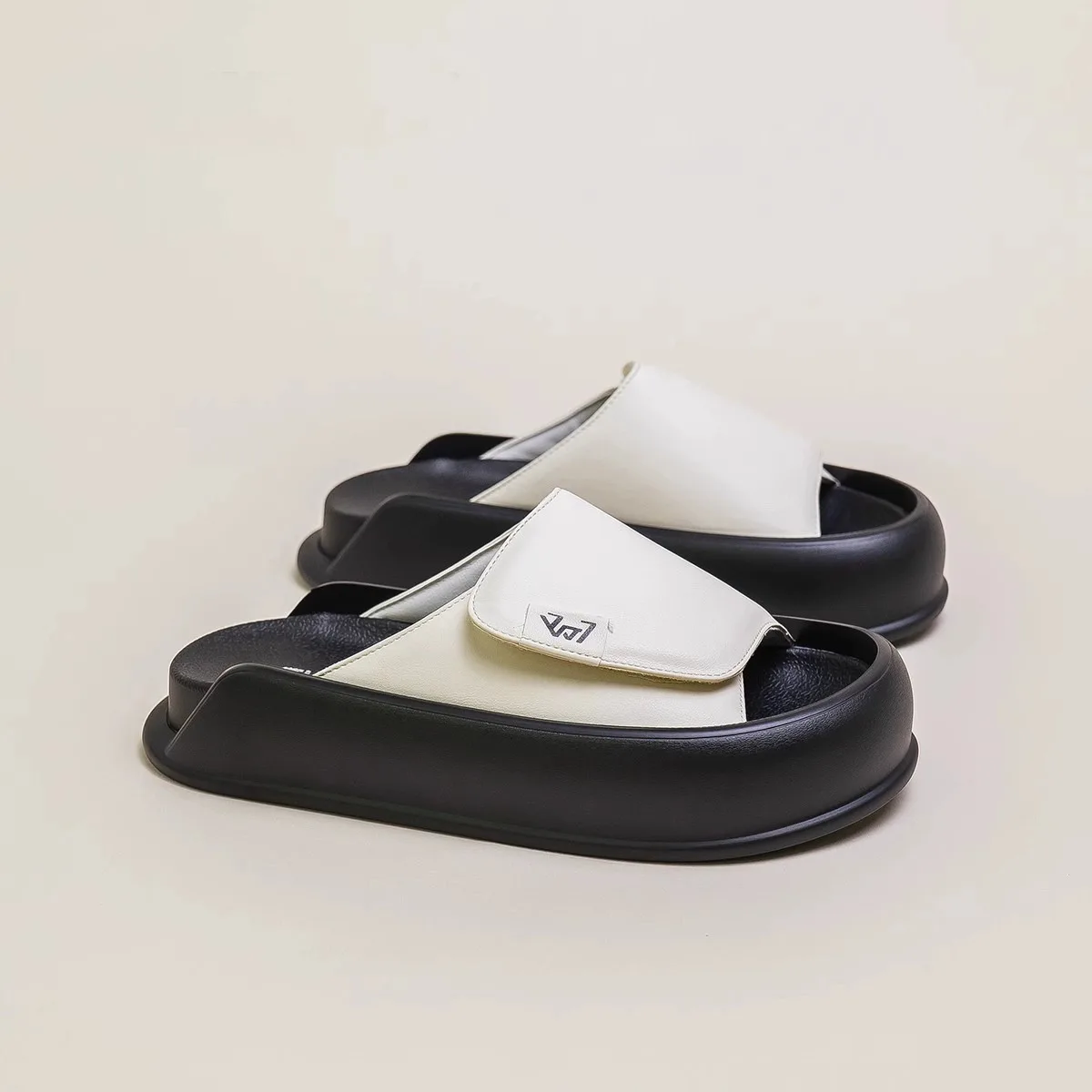 

Thick Bottom Slippers Women Open Toe Shoes Black Silver Summer New Casual Beach Non-slip Sandals With Platform