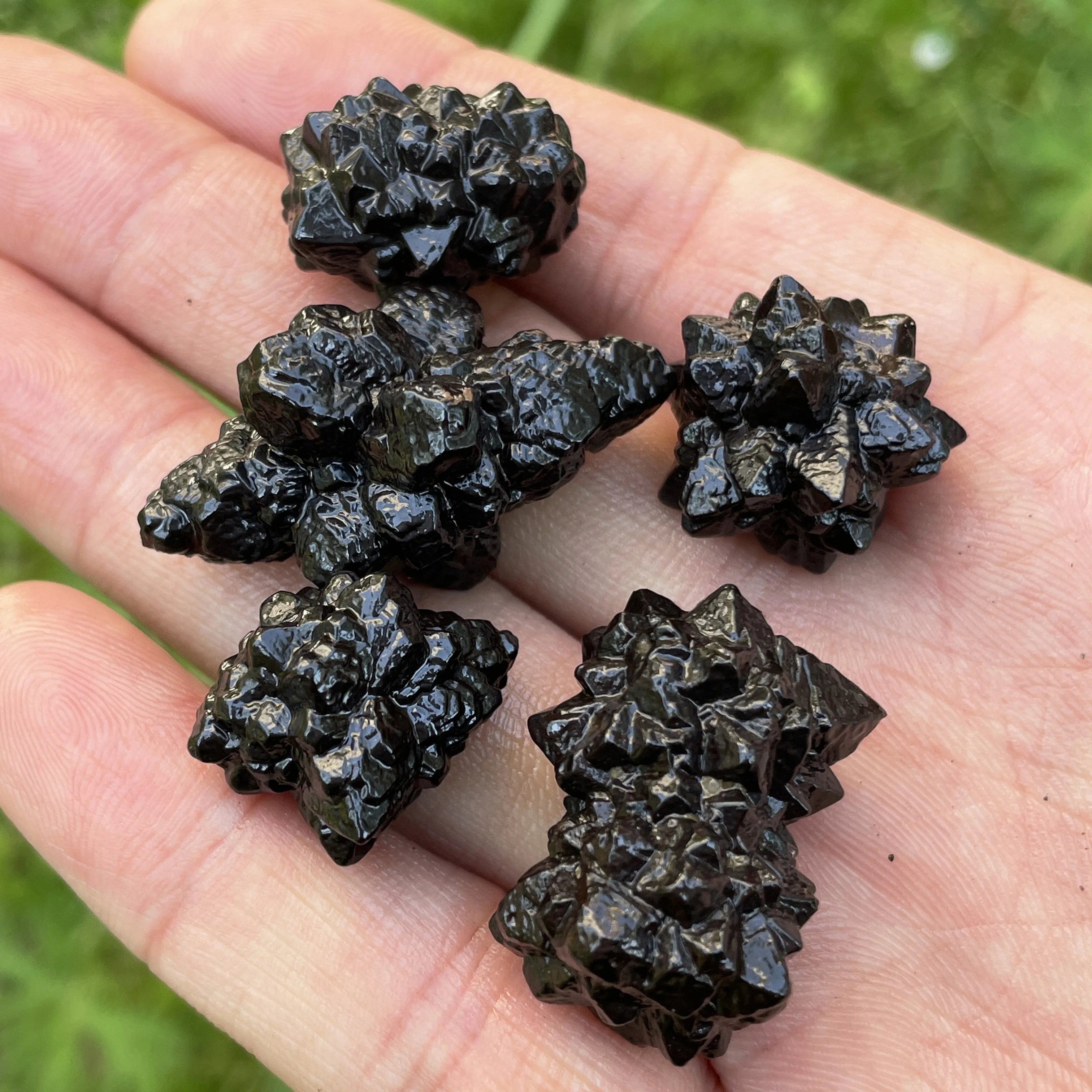 

Черный карбонат кристалл