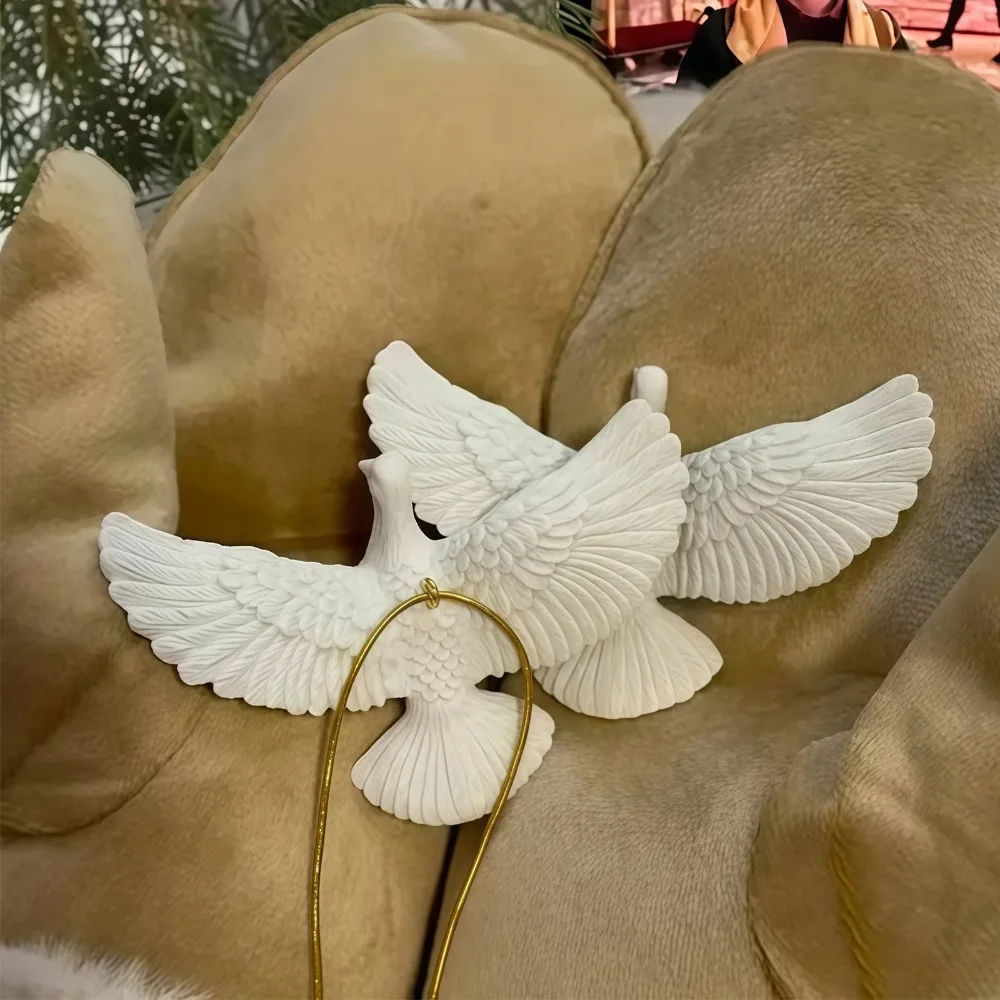 

Набор из двух голубей из смолы