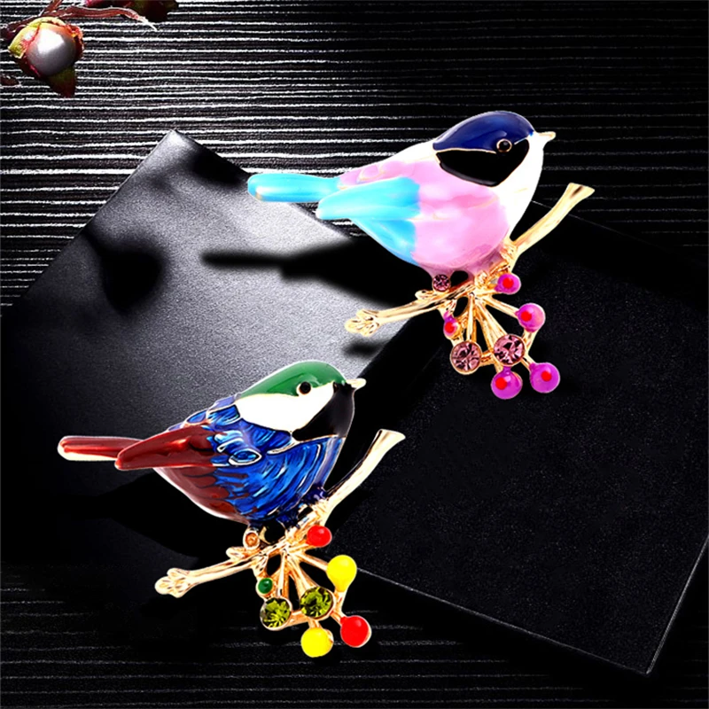 Женская брошь в виде птицы