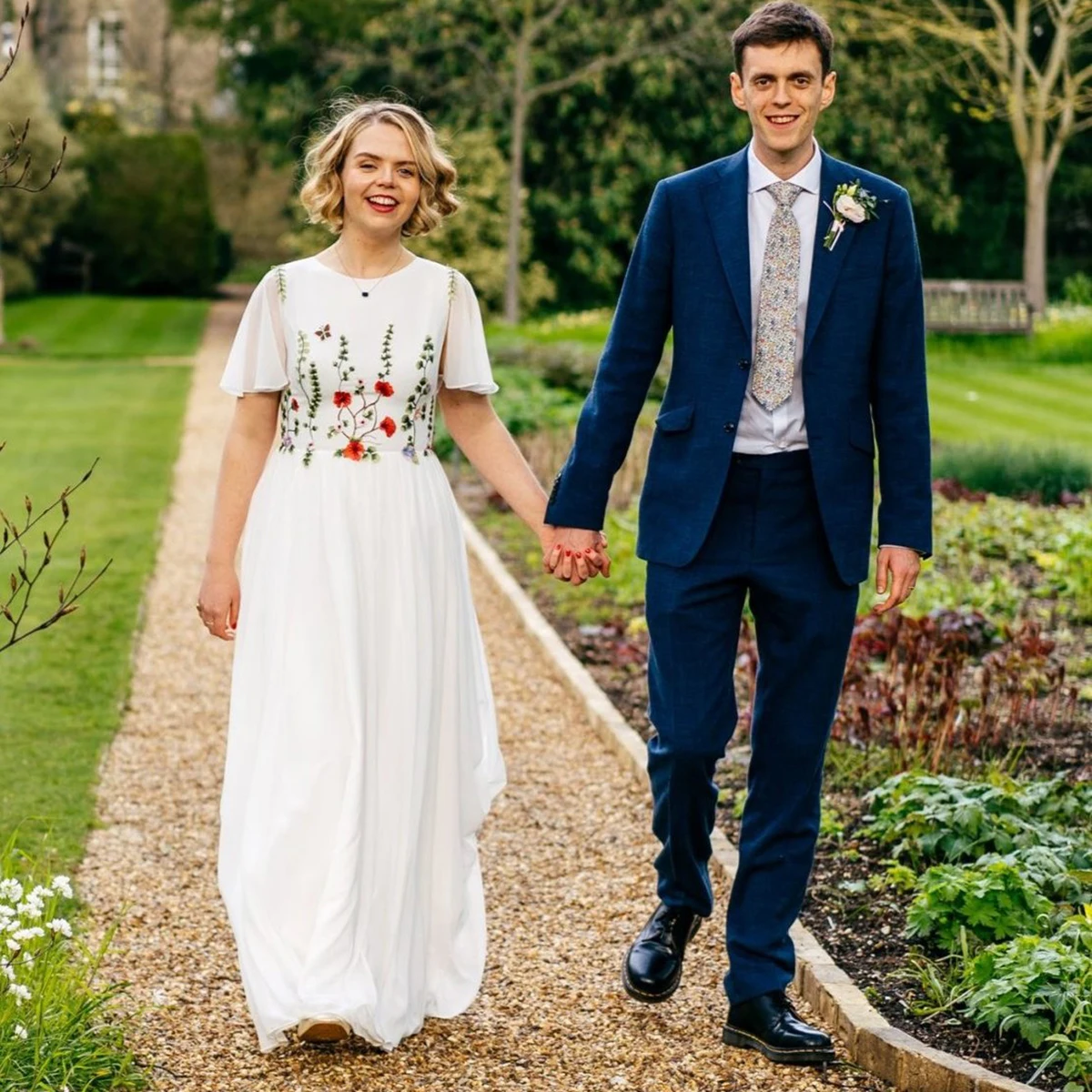 

Шифоновое свадебное платье-макси трапеция с вышивкой, с коротким рукавом