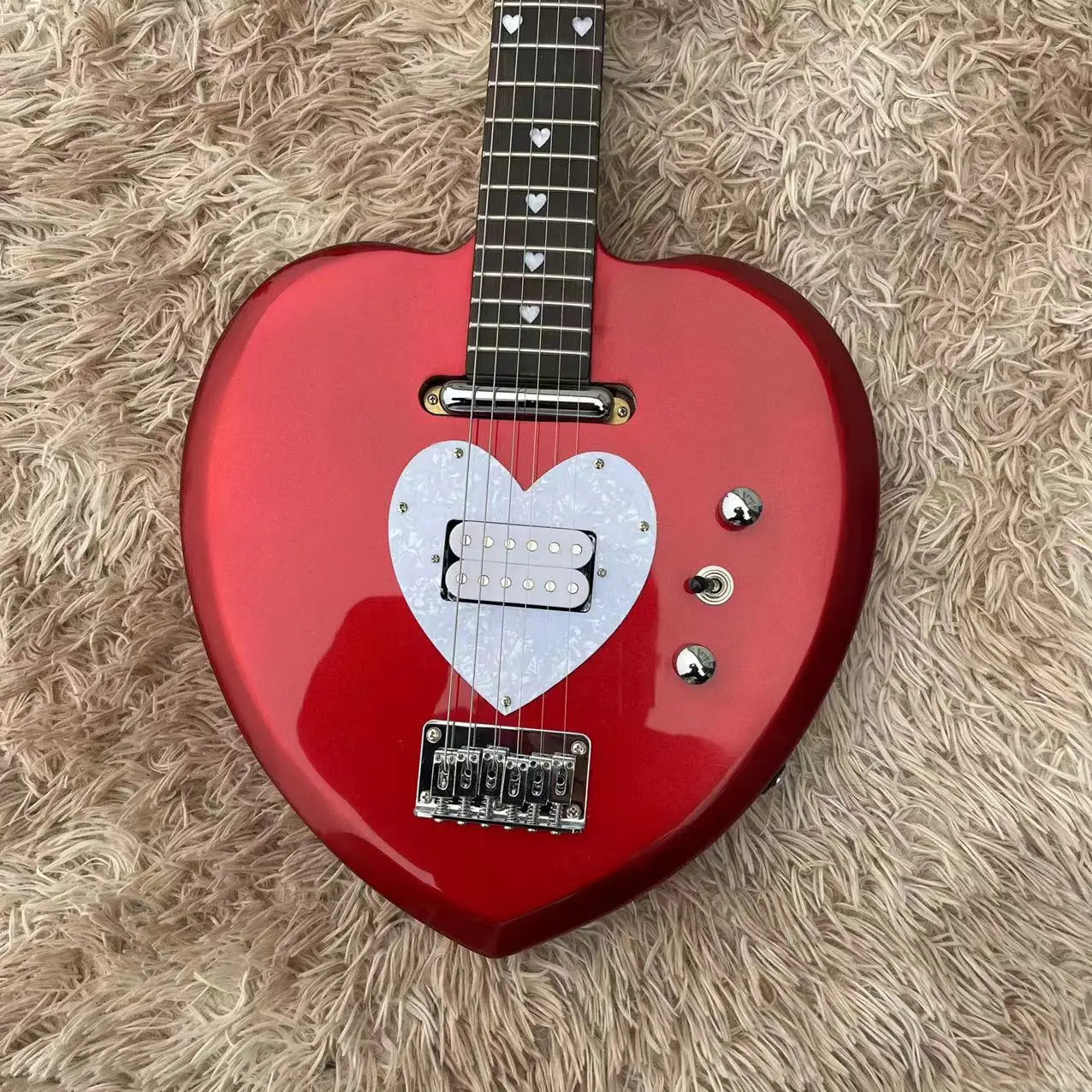 

Customized love split electric guitar, metal red body, pearl white heart-shaped guard, single and double pickups, single rocker