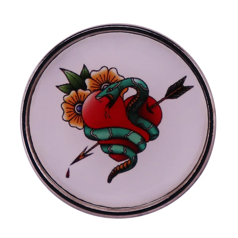 

C2865 Snake and heart brooch rattlesnake around a heart pierced by arrows Brooch Lapel Badge Collect Denim Jacket Backpack Pin