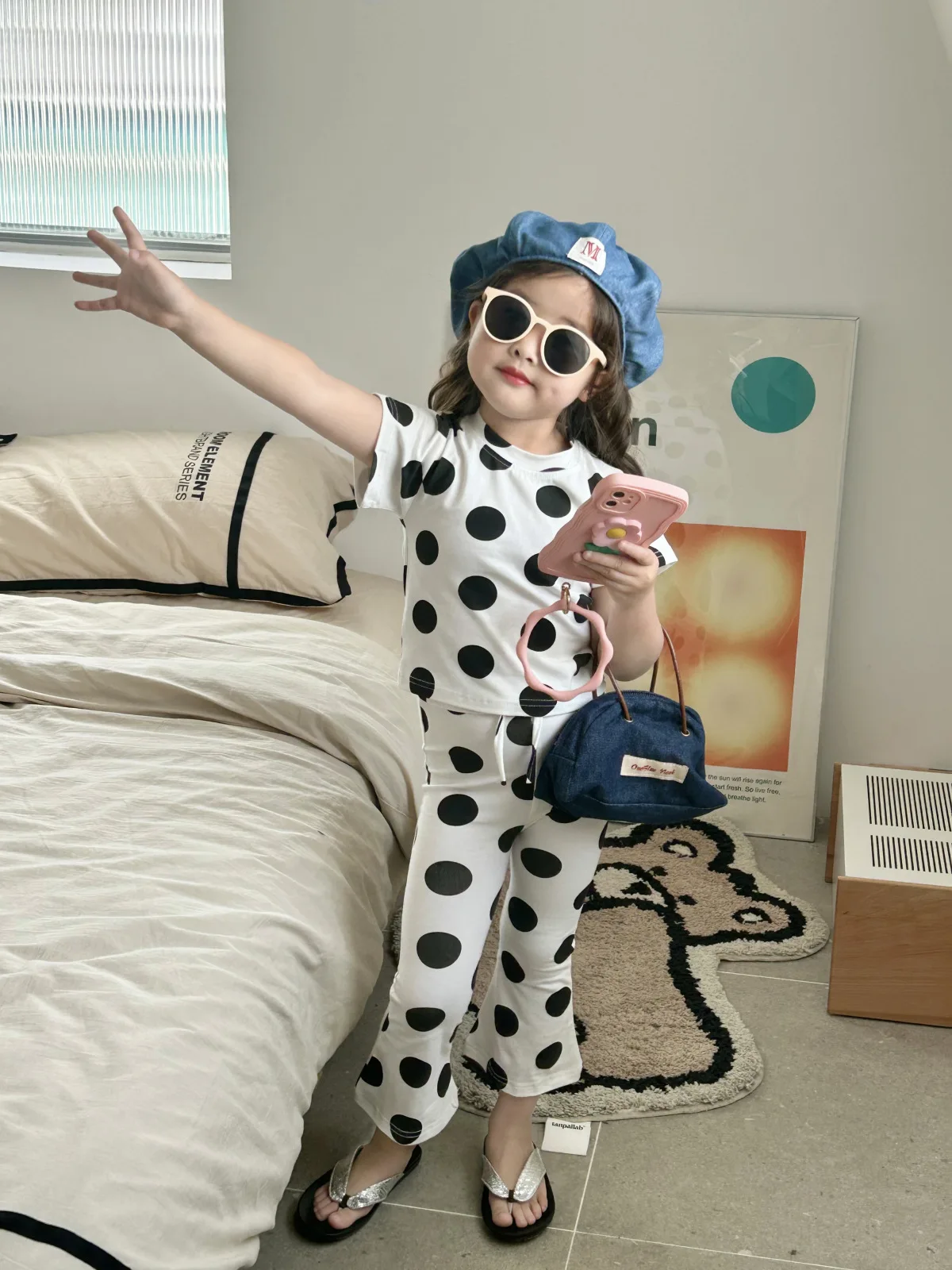 

Детские комплекты, новинка 2023, футболки, пуловер с круглым вырезом и короткими рукавами, расклешенные брюки с эластичным поясом и принтом, милые детские комплекты для девочек