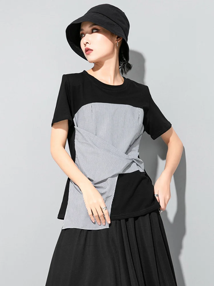 Женская Асимметричная футболка черная в полоску с узлом круглым вырезом и