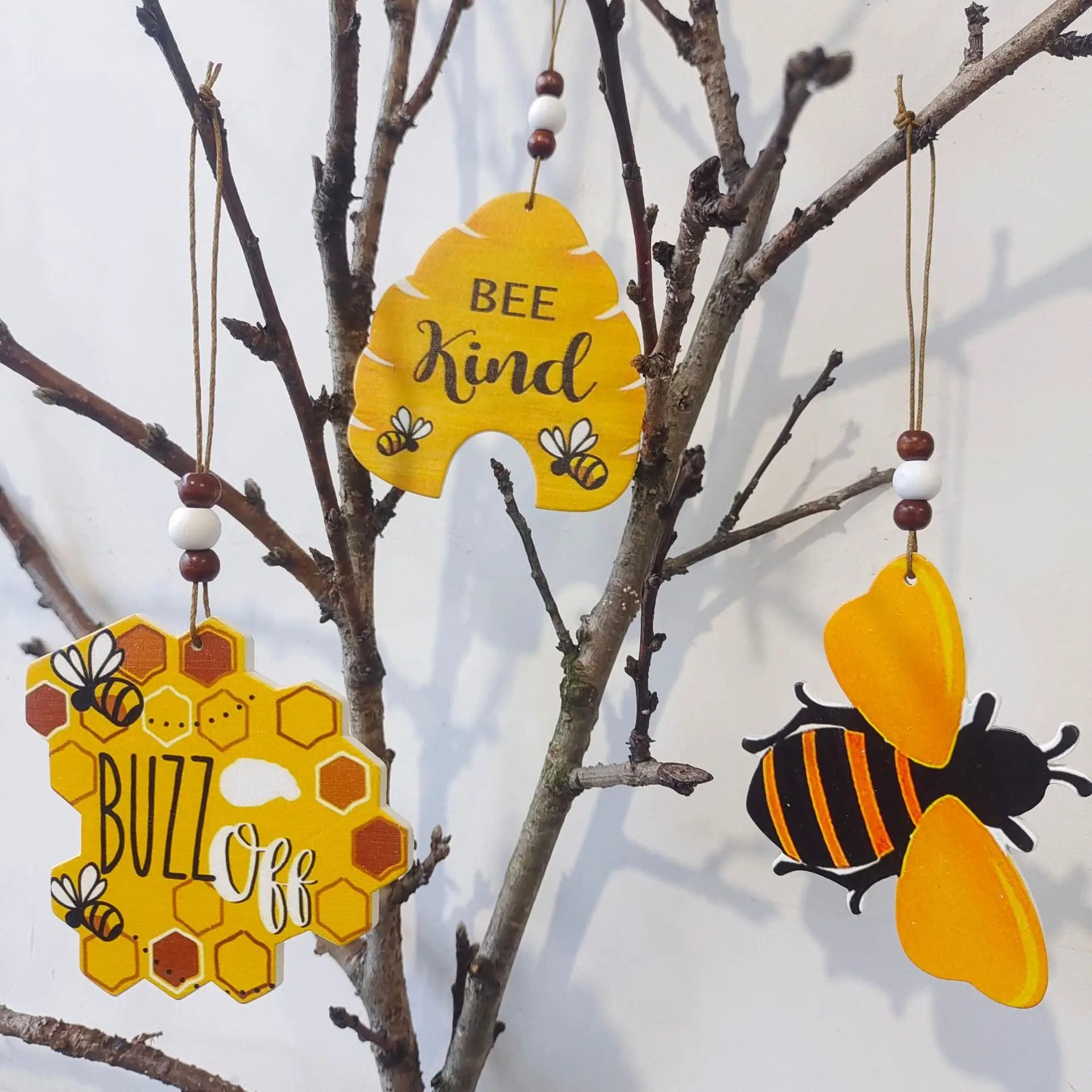 

Bee Sign Wooden Bee Art Decoration Bees Day Hanging Pendant Wood Ornament Crafts For Home Decor Backyard Garden Outdoor Indoor