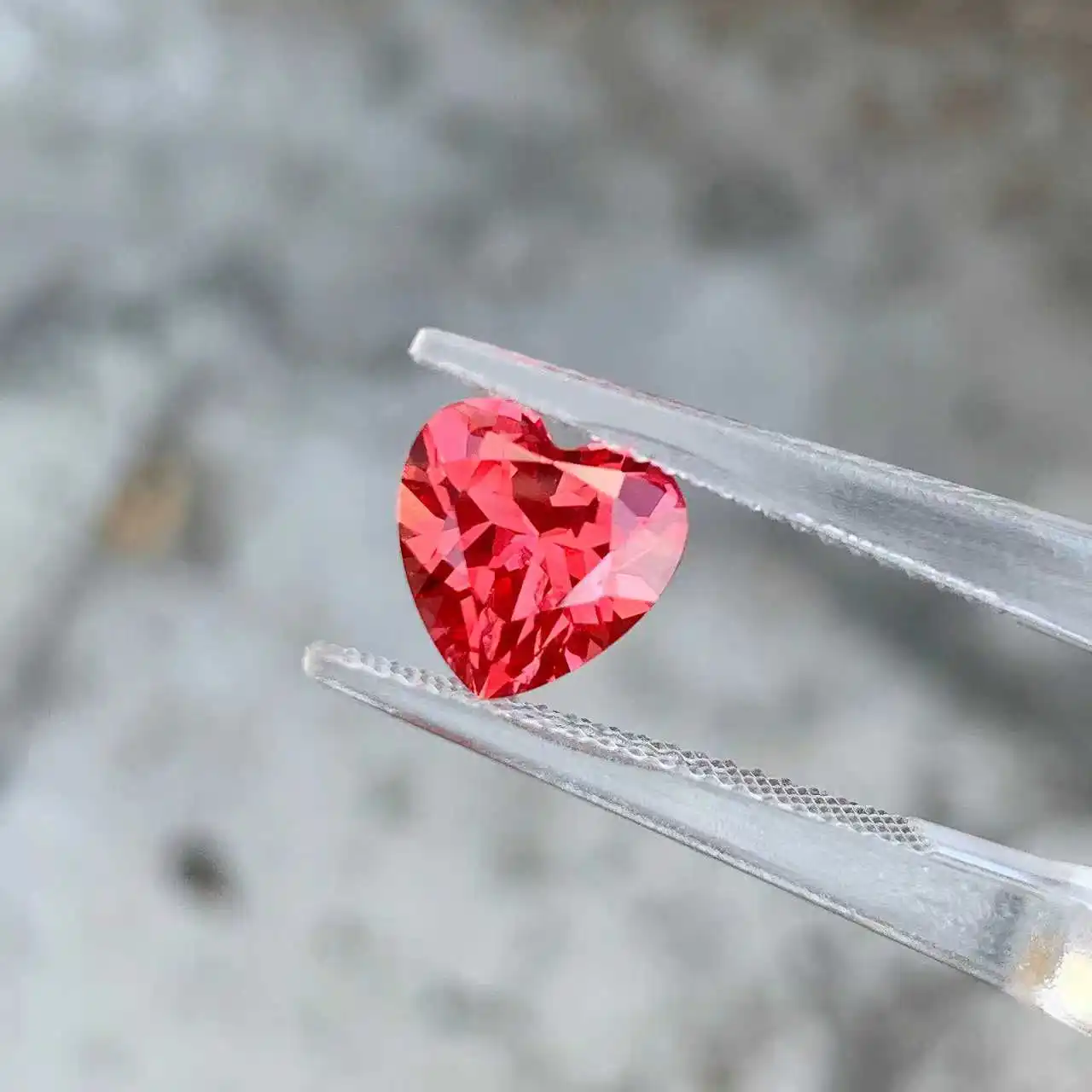 Фото Лабораторно выращенный сапфир Padparadscha цвета Fire Lotus, огранка в форме сердца, качество VVS, свободный камень для изготовления обручальных колец и ювелирных изделий. №2