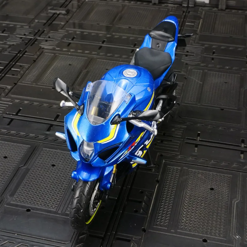 Фото Модель мотоцикла Suzuki GSX-R1000 в масштабе 1:12, выполненная с высокой детализацией, тщательно проработана и отличается высоким качеством. №1