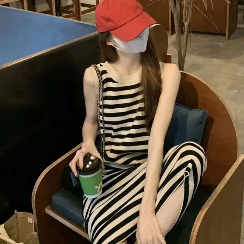 Женское трикотажное платье в полоску повседневное длинное без рукавов с круглым