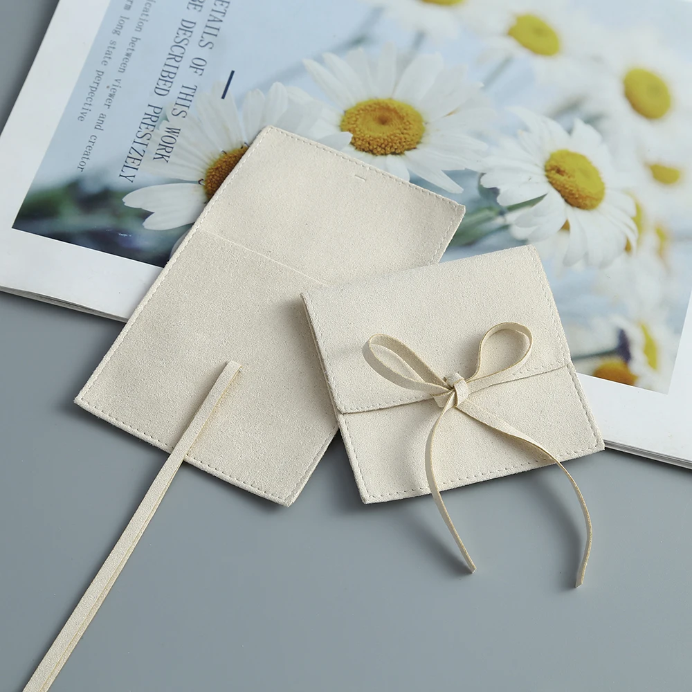 

Маленькая Замшевая сумка-конверт с веревкой, серьгами и кольцом