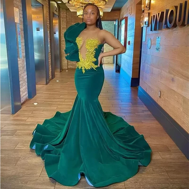 

Изумрудно-зеленое бархатное женское платье для выпускного вечера с открытыми плечами и аппликацией со шлейфом