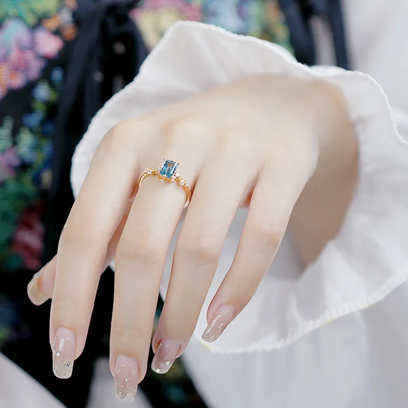 

Женское кольцо из серебра 925 пробы с натуральным топазом