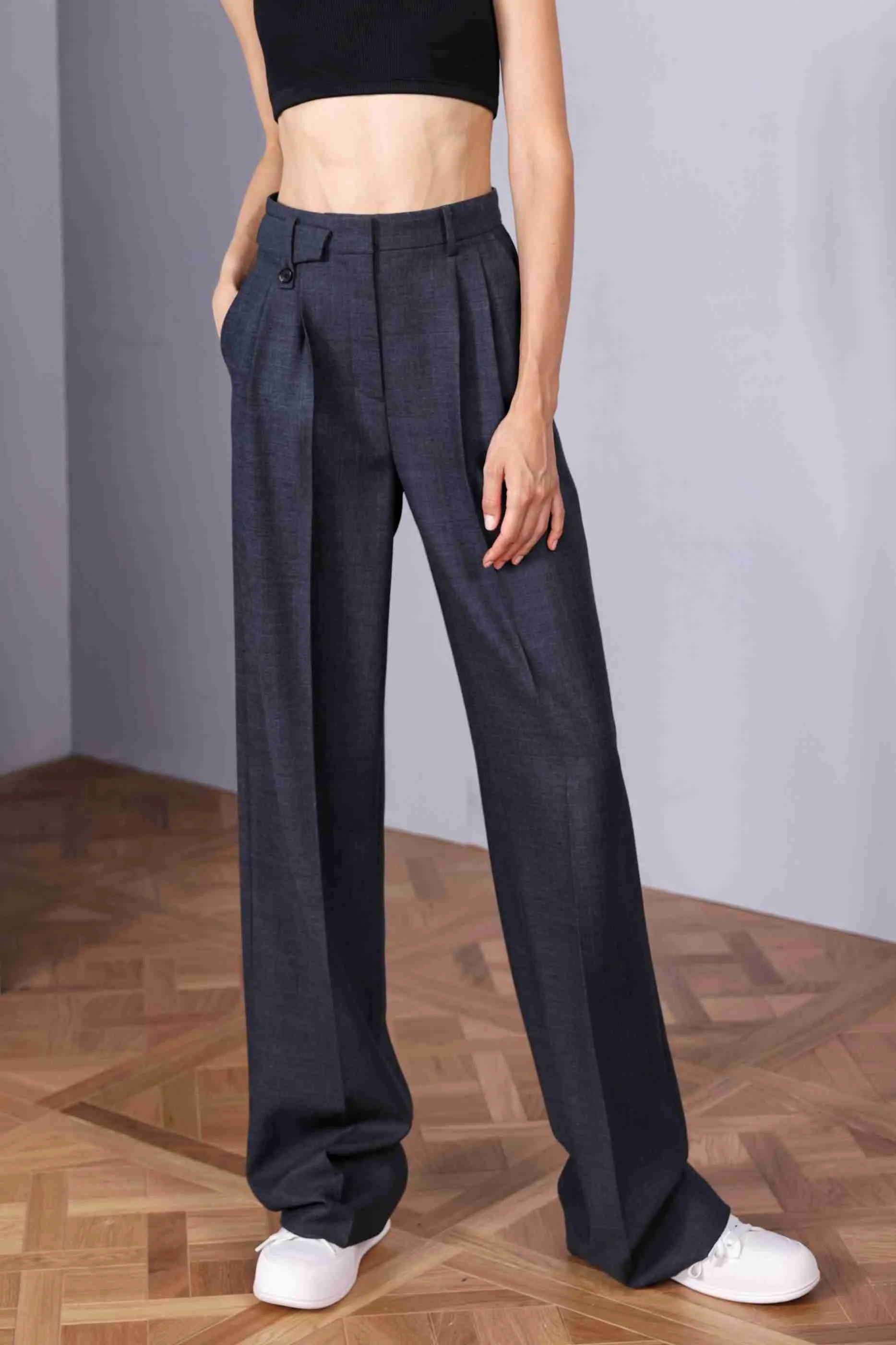 Такой же двойной плиссированный дизайн Xiaojingjia показывает тонкую и высокую