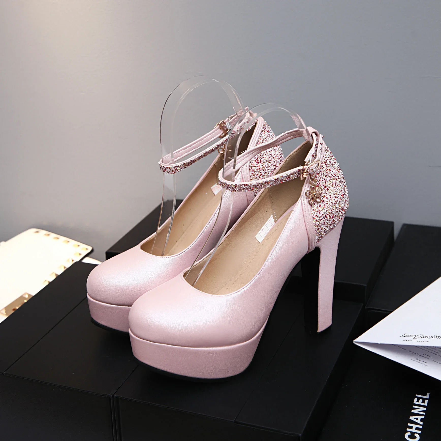 Рисунок 5 - Новые женские туфли на высоком каблуке