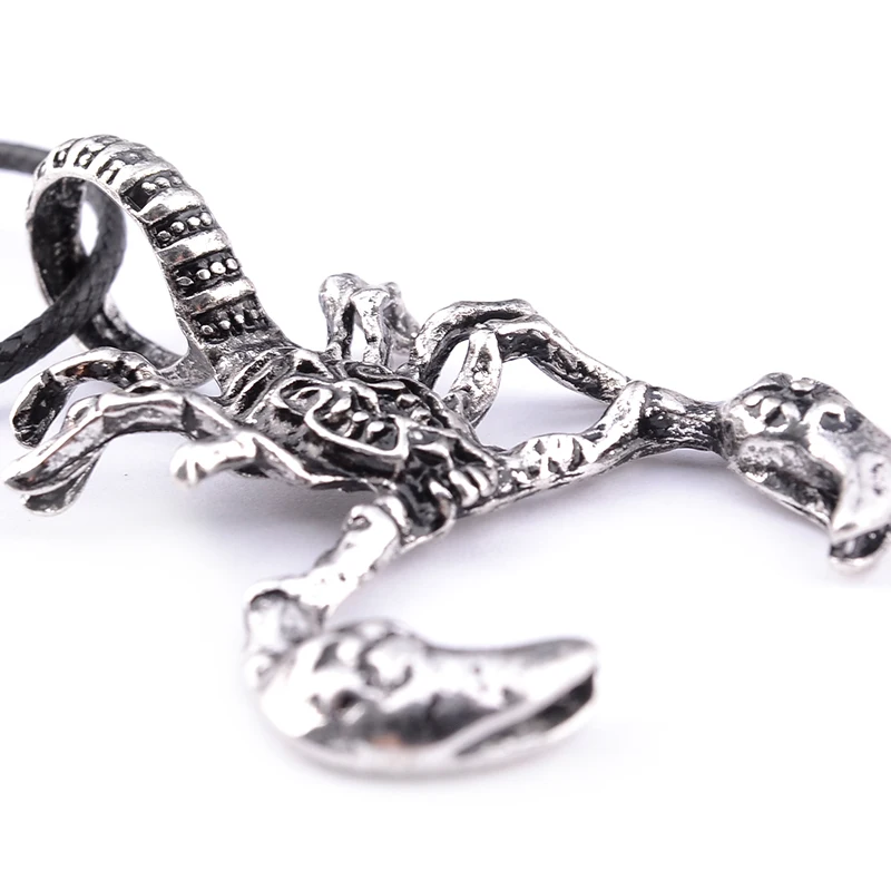 Можно носить серебро скорпион. Золотая булавка скорпион. Подвеска скорпион серебро. Серебряная подвеска «скорпион». Подвес скорпион из серебра.