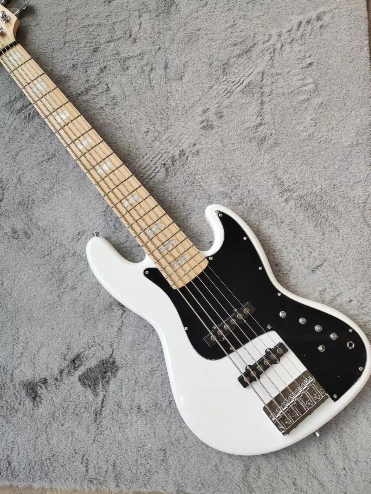 

White six string bass, black guard board, maple fingerboard, good quality, fast delivery