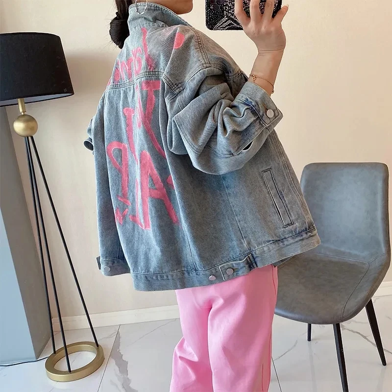 Женская короткая джинсовая куртка свободная на весну и осень новинка 2024