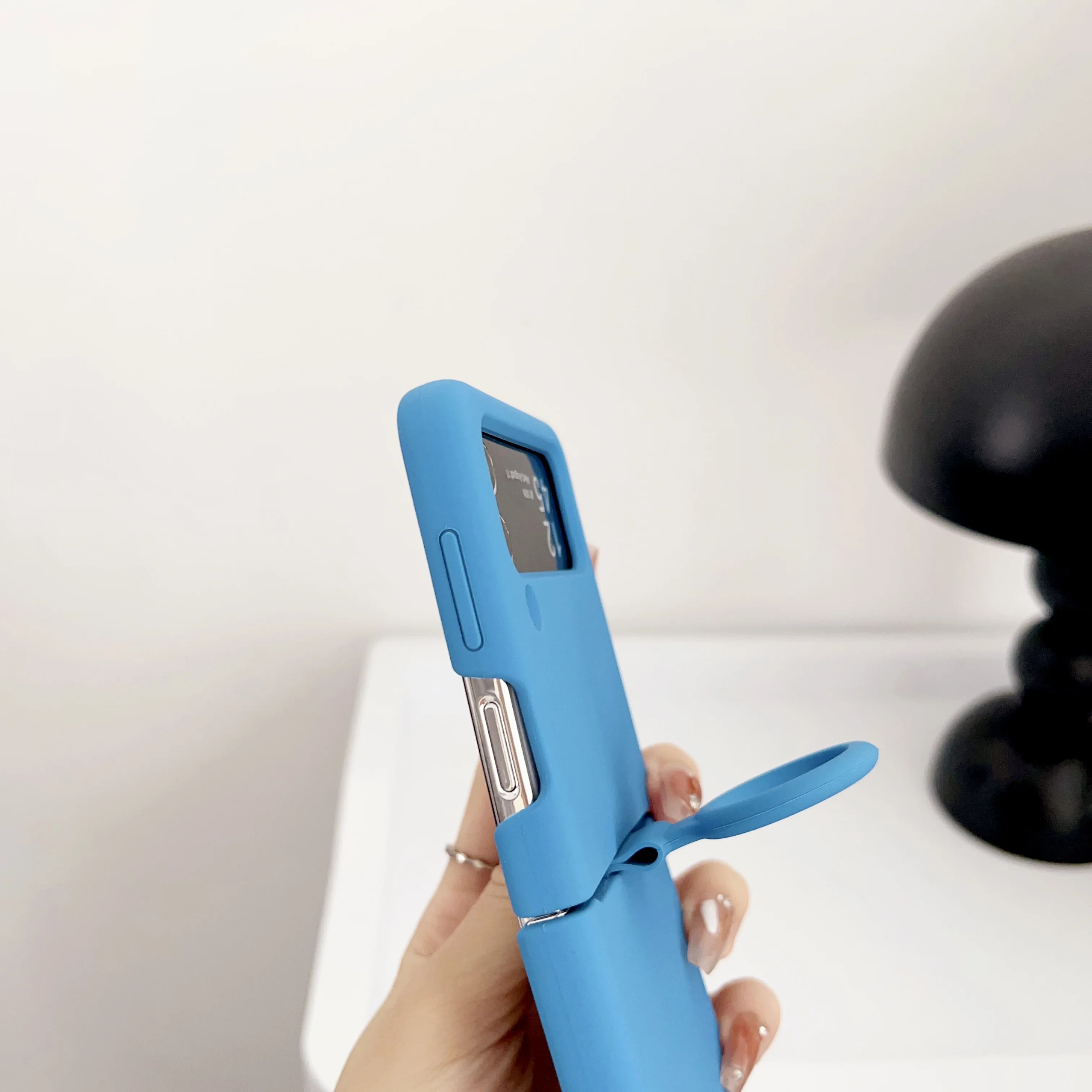 Противоударный чехол из жидкого силикона с кольцом на палец тонкий мягкий для