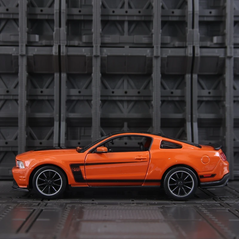 Фото Модель автомобиля Maisto 1:24 Ford Boss 302 из сплава, с открывающимися дверями и капотом, подходит для коллекционирования. №5