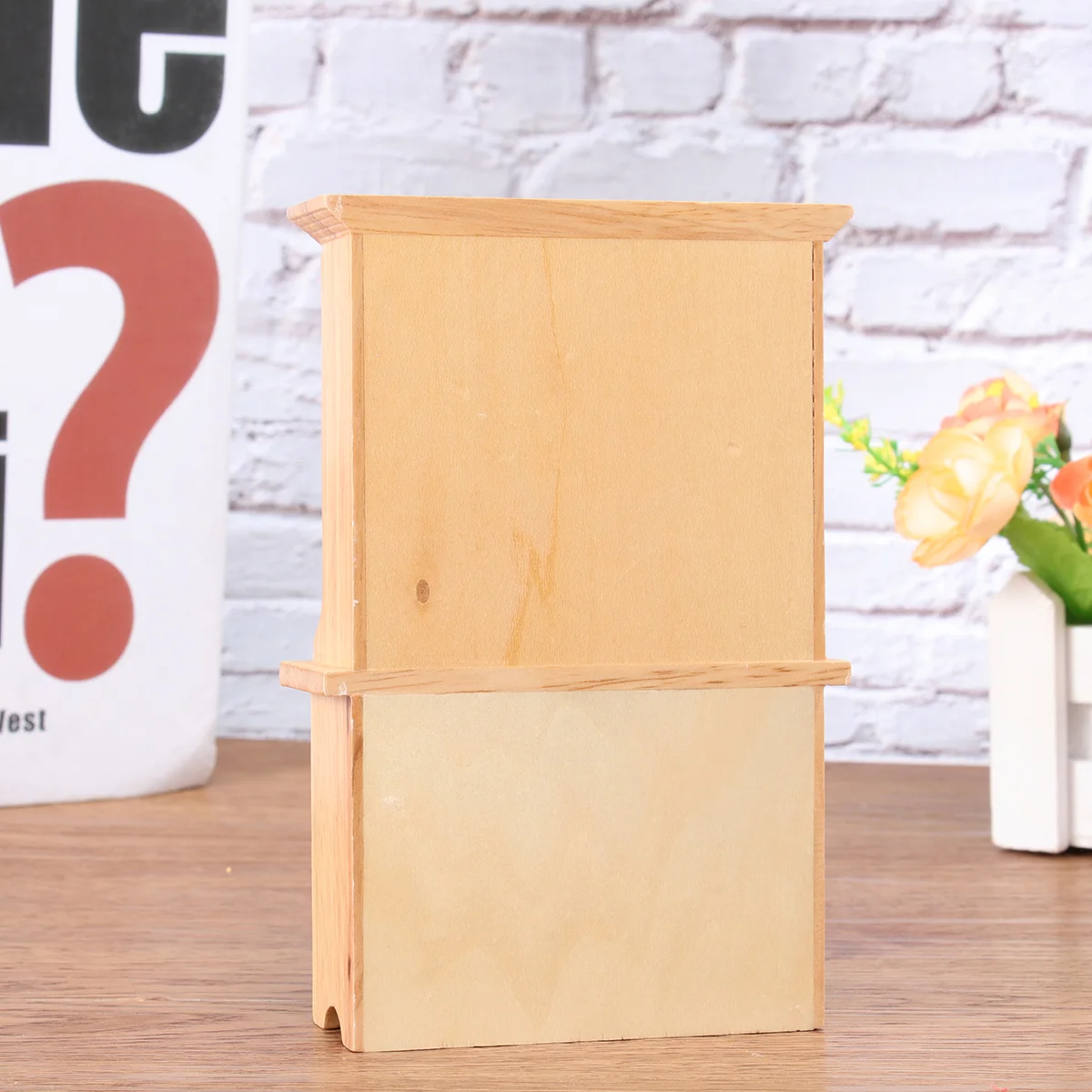 

1 шт., мини-модель мебели, трехдверный вертикальный шкаф, миниатюрная модель Вертикального шкафа для школы, спальни, домашнего детского сада