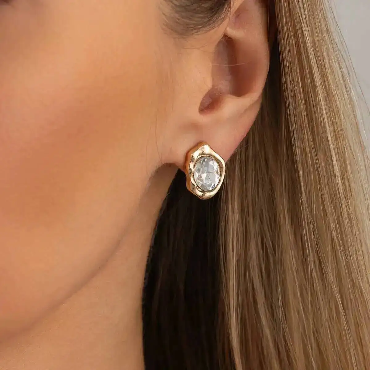 Фото Серьги-гвоздики SHIXIN, 1 пара, модные, изысканные, из акрила со стразами, золотистого цвета, для женщин, на каждый день, парные украшения, подарок. №3