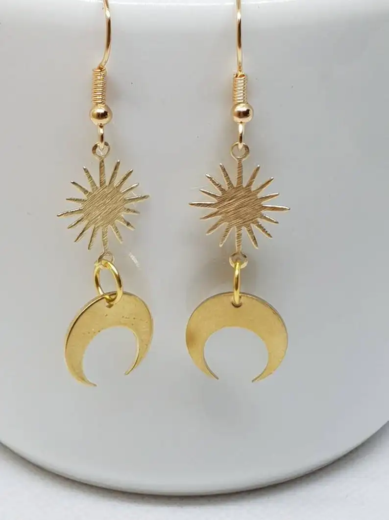 Бижутерия в виде солнца серьги. Серьги в виде солнышка. Ювелирные изделия в виде солнца. Серьги в форме солнца. Серьги луна и звезда золото.