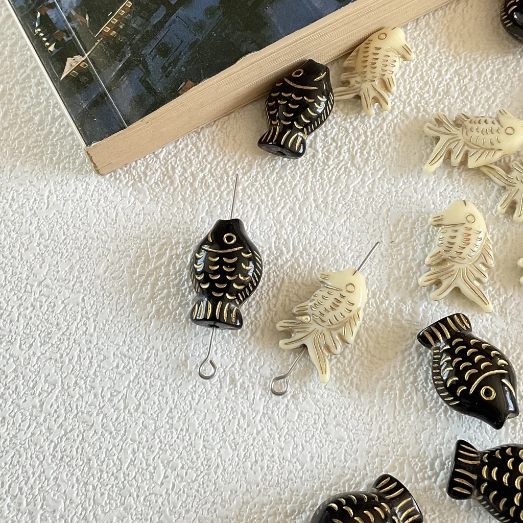 

2pcs acrylic retro gold painted black and white fish DIY handmade jewelry Beaded loose bead accessories materials