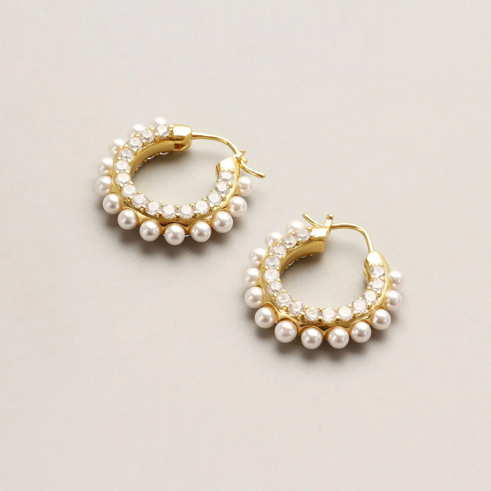 

2022 Fashion Graceful Geometric C- Shaped Metal Rhinestone Pearl Gold Earrings Earrings