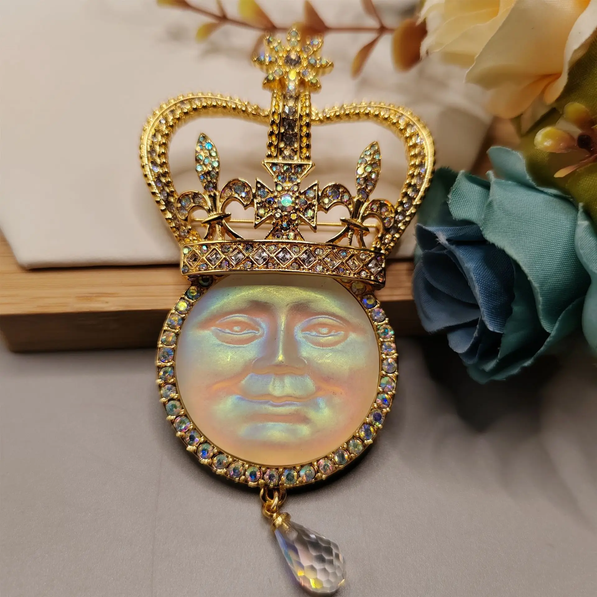 

Artistic vintage brooch Pendant Exquisite fashion brooch pendant