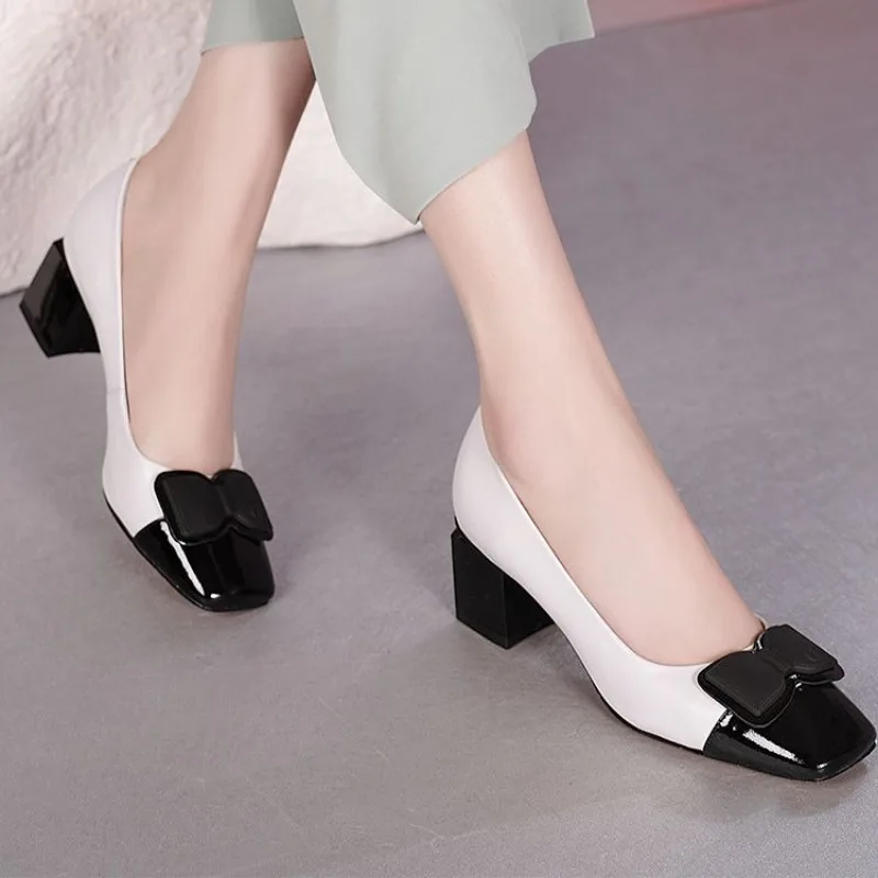 Маленькие кожаные туфли одного цвета с квадратной головкой и толстым каблуком