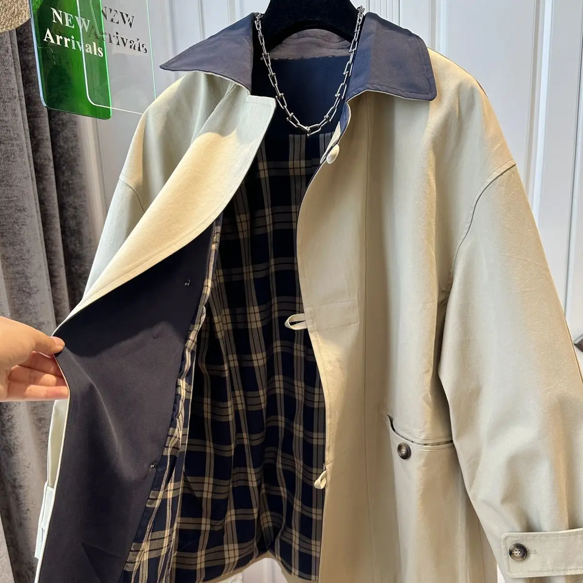 Женский тренч средней длины с воротником в британском стиле контрастного цвета