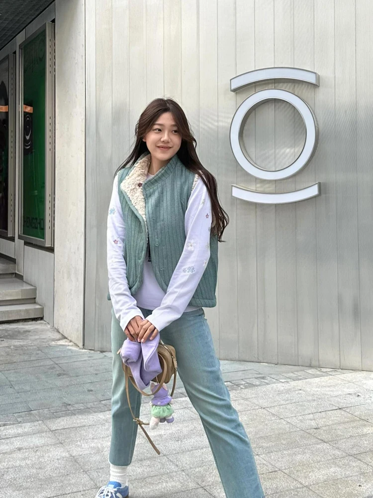 Лоскутный джинсовый жилет из овечьей шерсти для женщин осень 2024 ретро-дизайн