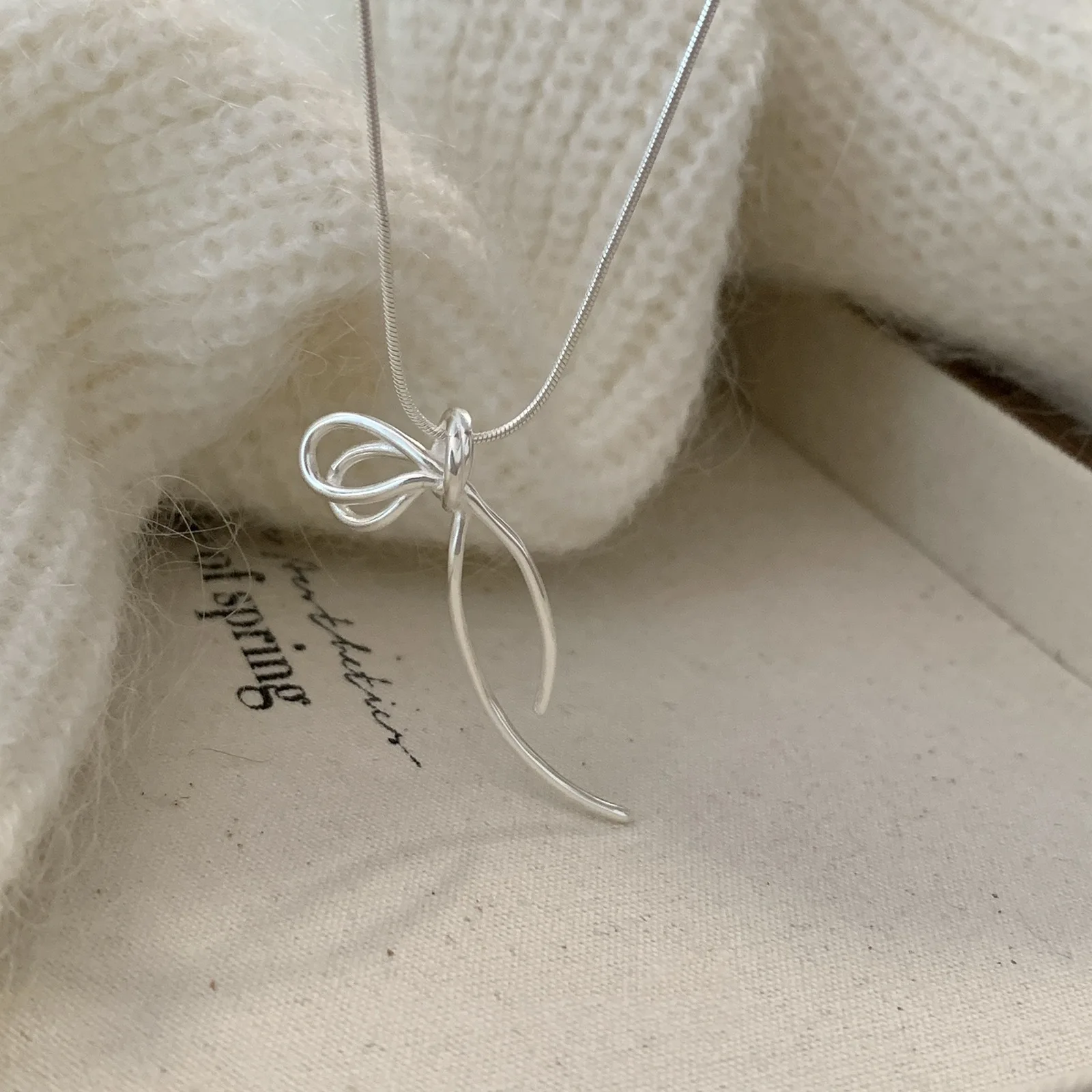 Женское колье из серебра 925 пробы с бантом