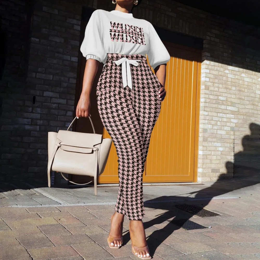 

Женский брючный костюм с круглым вырезом и рукавами-фонариками