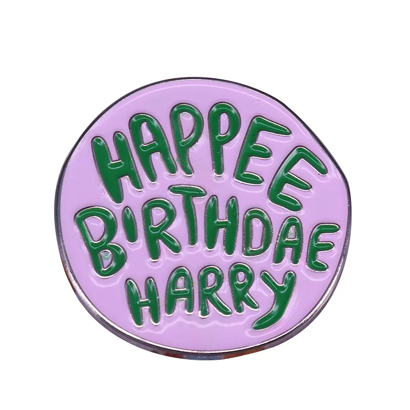 

Значок на лацкан с надписью «Happy Birthday»