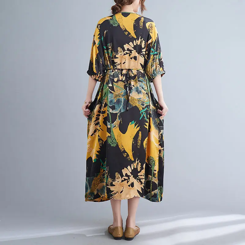 Свободное атласное платье большого размера с V-образным вырезом и завышенной