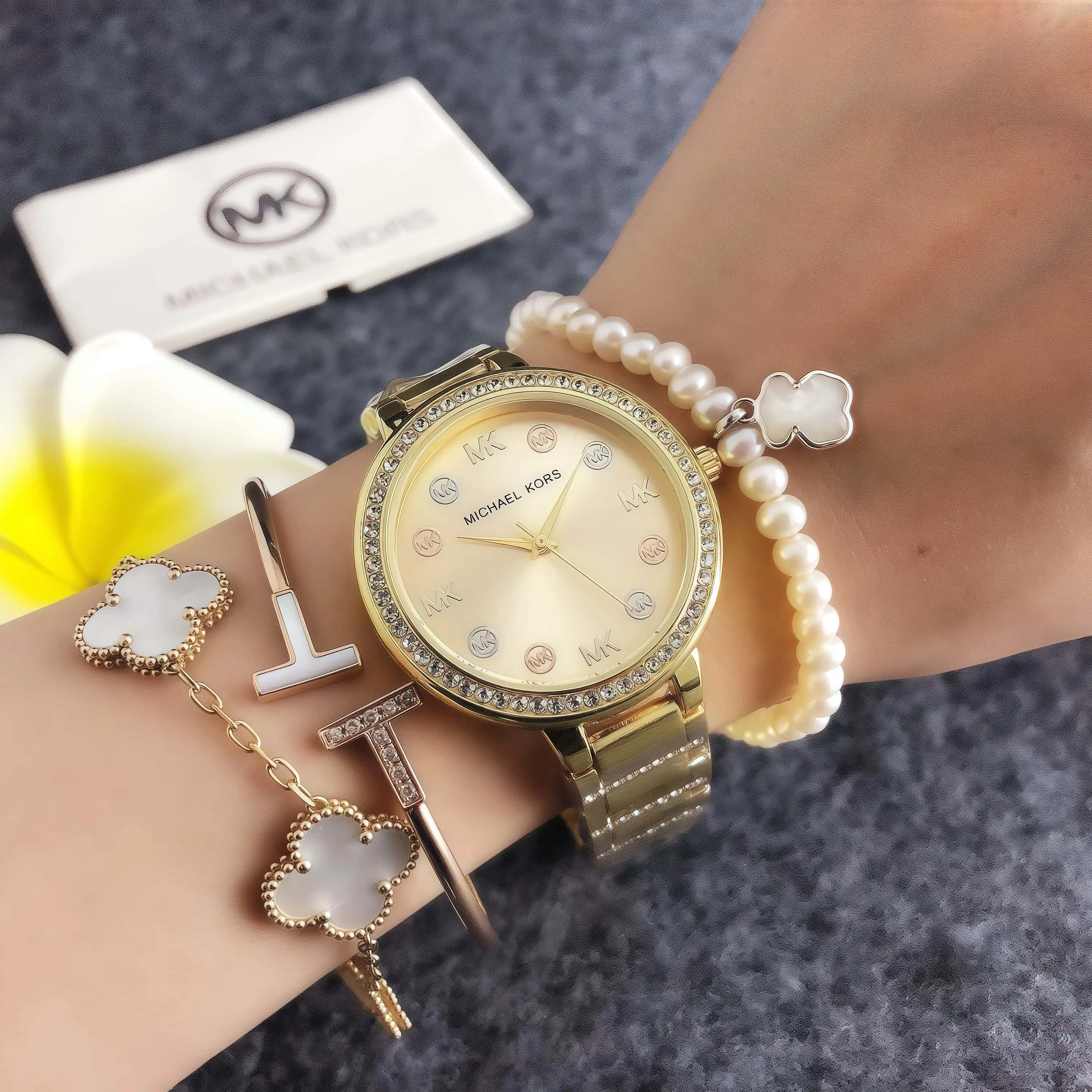 Фото Элитные женские кварцевые часы Michael Kors с бриллиантами, модные минималистичные, с большим циферблатом, деловые, из сплава, наручные, подарок для женщин №2