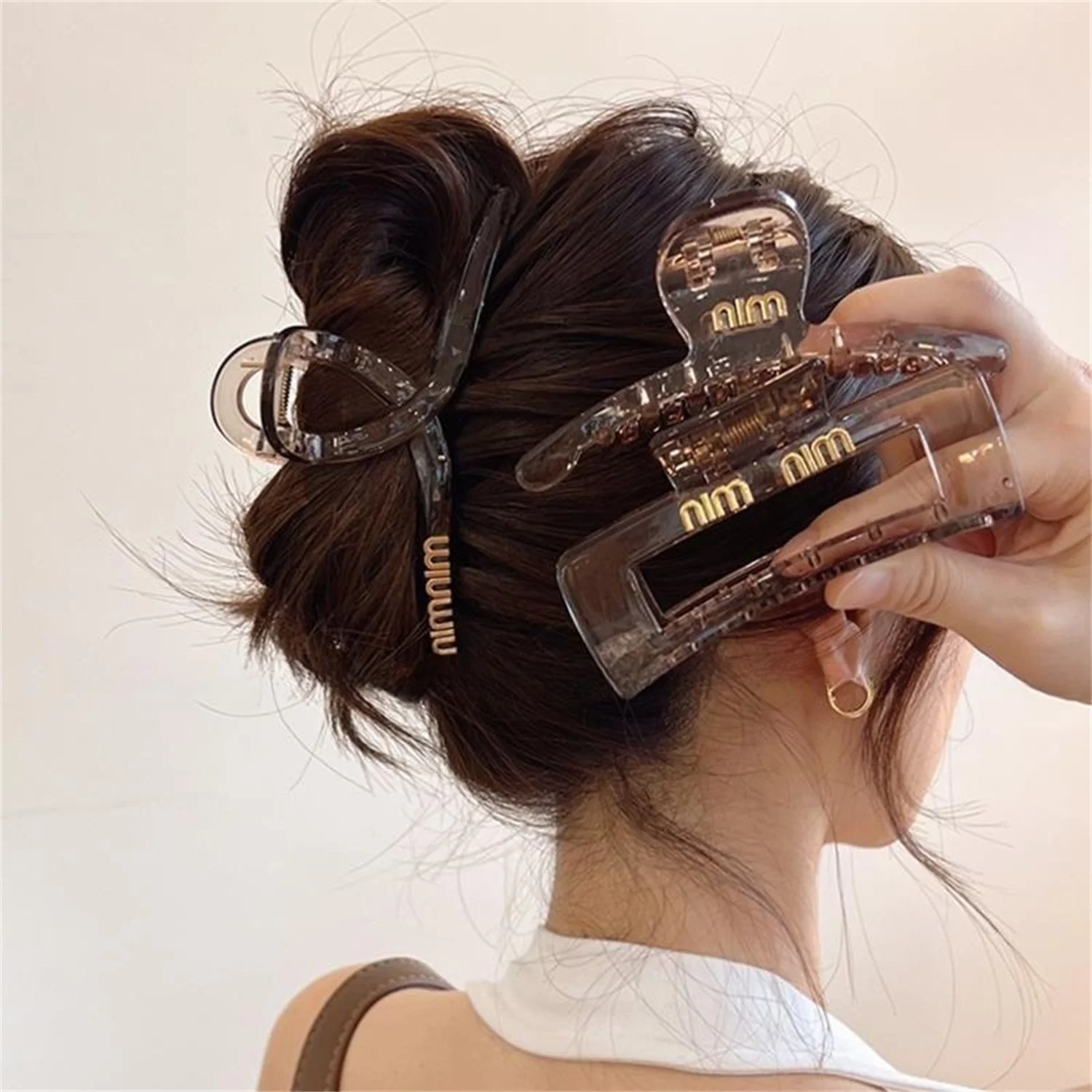 

Transparent Letter Claw Large Plastic Hair Claw for Women Jaw Clip Non-Slip Ponytail Holder Strong Hold Hair Grip Catch Barrette