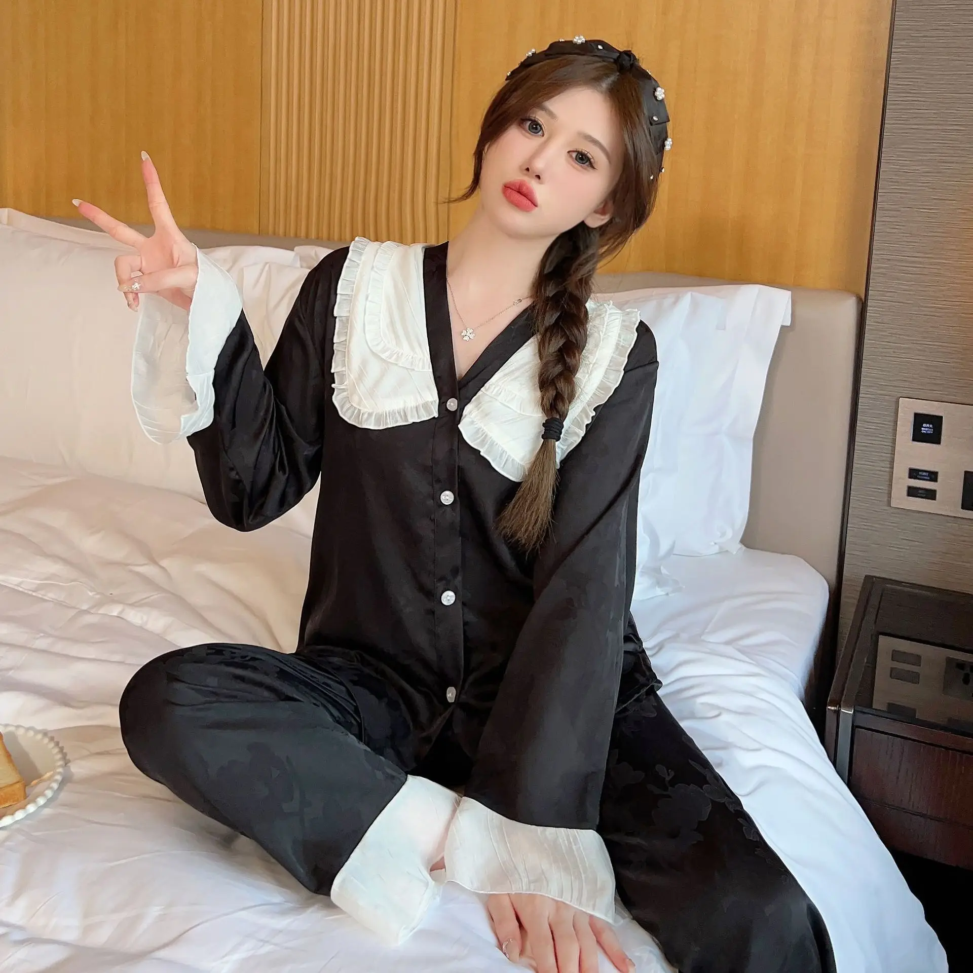 Зимние теплые брюки с длинными рукавами черные женские атласные пижамные