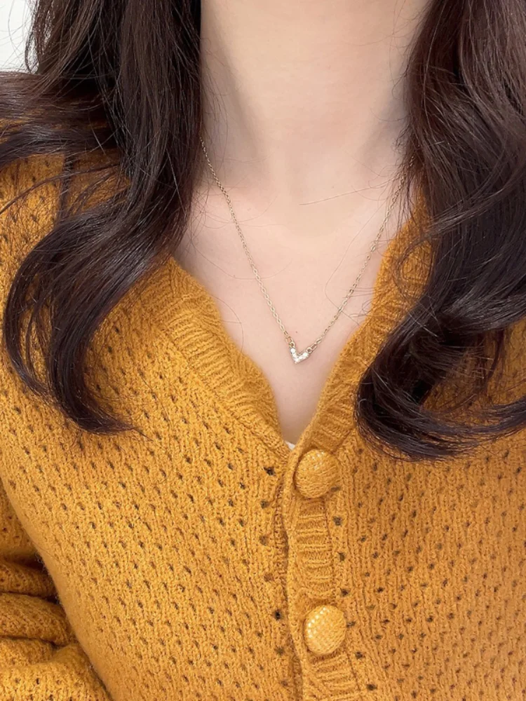 Женское ювелирное изделие колье с цепочкой серебристым покрытием и маленьким