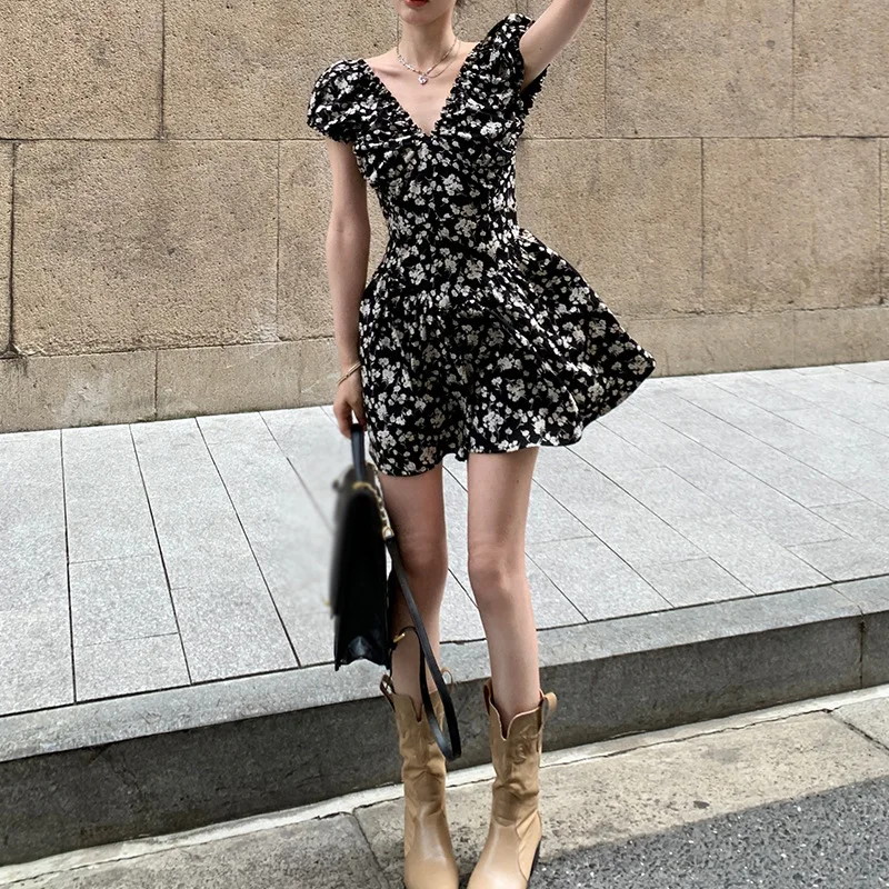 

2023 New Slim V-Neck Fragmented Flower Dress with Small Body Short Skirt
