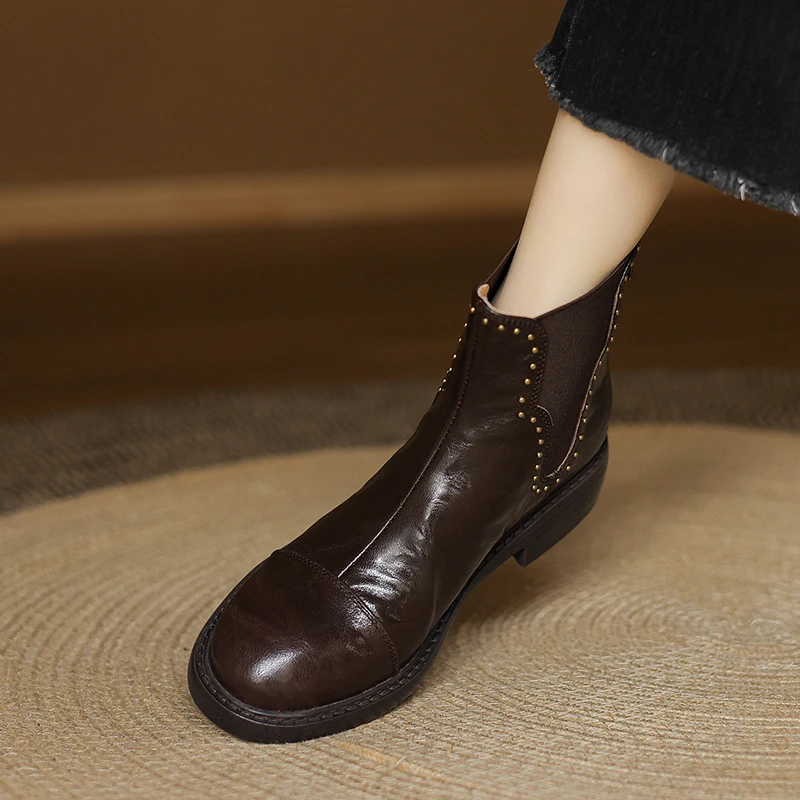 Женские ботильоны из овчины с круглым носком и заклепками обувь молнией сзади