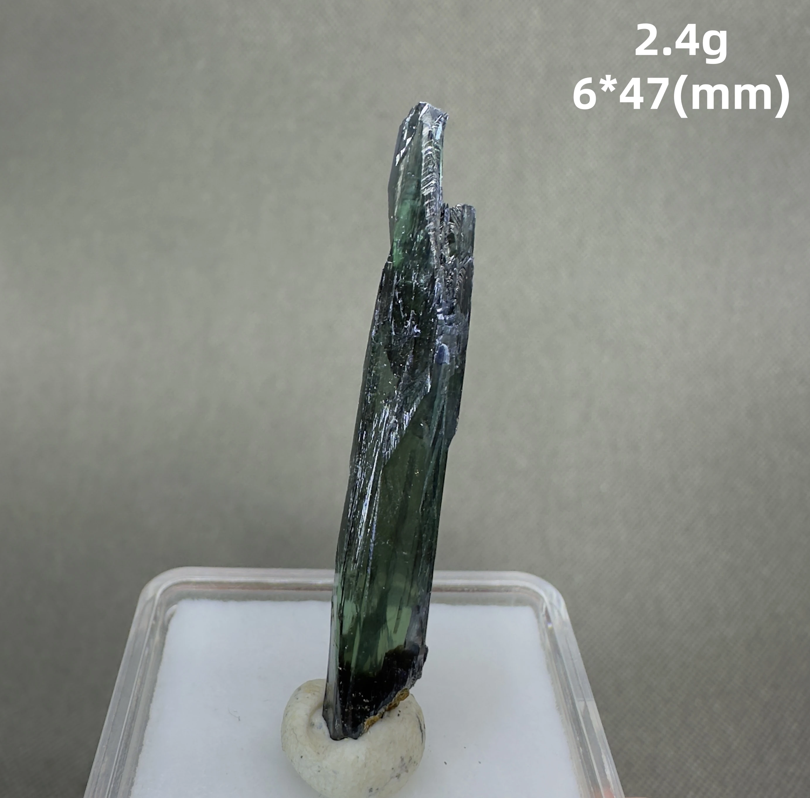 

Натуральный вивианит с кварцем и камнями QIANCHUAN