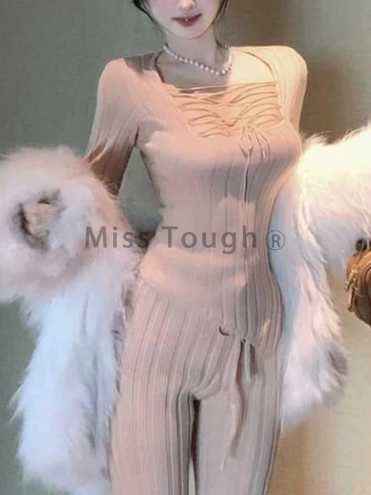 Женский трикотажный костюм из двух предметов розовый свитер на завязках и