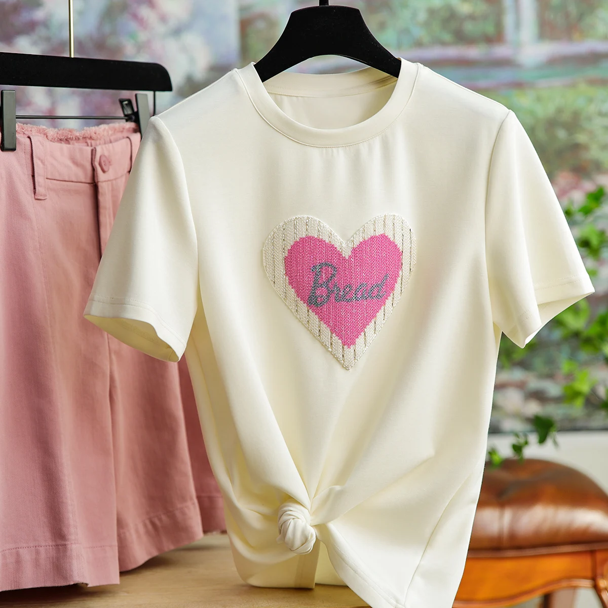 

Женская футболка с вышивкой, с блестками