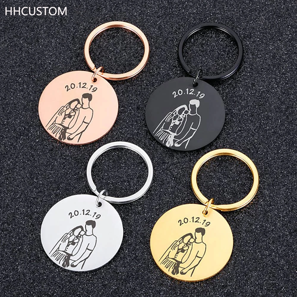

Индивидуальный парный брелок HHCUSTOM из нержавеющей стали, резной круглый подвесной брелок с датой, ювелирные изделия унисекс, Подарок на годо...