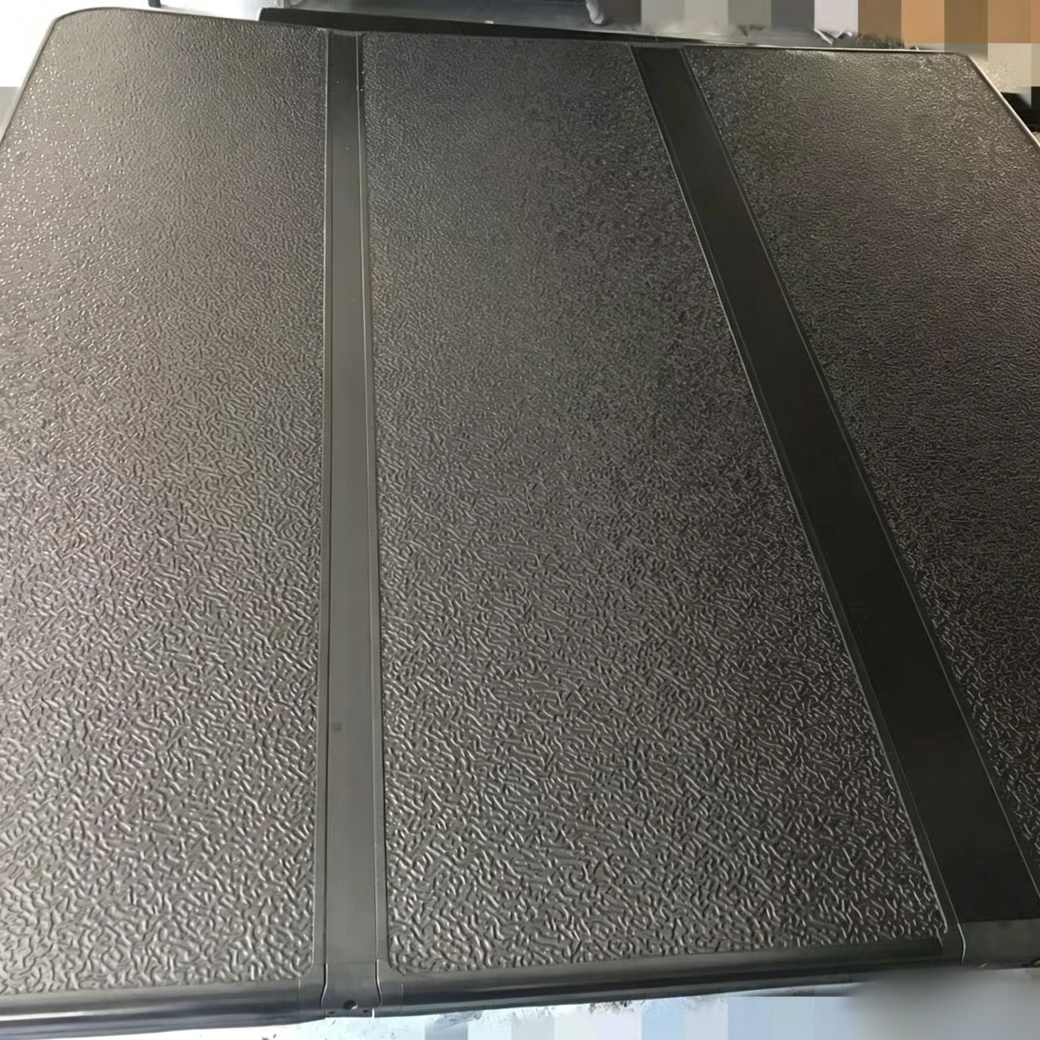 Фото Крышка кузова YIQI Hard Tri-Fold для пикапа, складная, черная, с гарантией 3 месяца №2